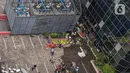 Suasana Gedung Kementerian Hukum dan Hak Asasi Manusia Republik Indonesia (Kemenkumham) seusai peristiwa kebakaran di Jalan Rasuna Said, Kuningan Jaksel, Kamis (8/12/2022). Sebanyak 26 unit dengan total 130 personel dikerahkan untuk memadamkan api yang melumat gedung tersebut. (Liputan6.com/Faizal Fanani)