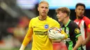 Brighton and Hove Albion mempercayakan posisi kiper utama di Premier League 2023/2024 kepada sosok kiper senior asal Inggris berusia 33 tahun, Jason Steele yang didatangkan sejak awal musim 2018/2019 dari Sunderland. Ia menggantikan posisi Robert Sanchez yang hijrah ke Chelsea dan menyisihkan dua kiper lainnya, Bart Verbruggen (Belgia) dan Tom McGill (Kanada). Musim ini Jason Steele telah tampil dalam 7 laga di Premier League dengan catatan kebobolan sebanyak 13 gol tanpa satu pun clean sheet. (AFP/Getty Images/Kevin C. Cox)