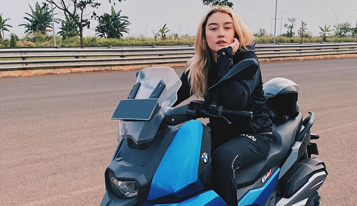 Selain naik motor tipe adventure, Natasha pernah tampil mengenakan motor BMW 400 cc tipe matik. Motor seperti ini harganya bisa mencapai ratusan juta rupiah, tentunya banyak digunakan untuk touring antar pulau. (Liputan6.com/IG/@natasharyder)
