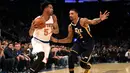 Pemain Utah Jazz, George Hill (kanan), berusaha menghadang pemain New York Knicks, Courtney Lee, dalam laga NBA di New York, (6/11/2016). (AP Photo/Kathy Kmonicek)