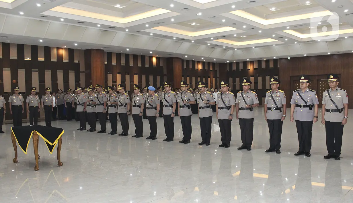 Suasana serah terima jabatan sejumlah perwira di Mabes Polri Jakarta, Senin (16/12/2019). Kapolri Jenderal Idham Azis melantik Irjen Listyo Sigit Prabowo sebagai Kepala Badan Reserse Kriminal (Kabareskrim). (Liputan6.com/Johan Tallo)