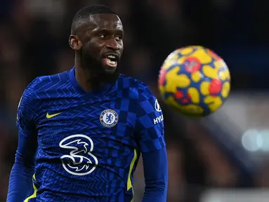 Antonio Rudiger telah memutuskan untuk meninggalkan Stamford Bridge pada bursa transfer Juni 2022 mendatang. Bek tengah andalan Chelsea tersebut diisukan akan berlabuh ke Real Madrid. Tak ingin memiliki kelemahan di lini belakang The Blues, Thomas Tuchel tentu harus menyiapkan penggantinya. Berikut 5 pemain yang bisa jadi opsi untuk menggantikan Rudiger di Chelsea. (AFP/Glyn Kirk)