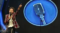 Komika Ephy tampil menghibur penonton dalam acara Grand Final Stand Up Comedy 2015 di Studio Indosiar, Jakarta, (13/11/2015). Mas Cemen, Ephy, dan Musdalifah menjadi Grand Finalis Stand Up Comedy 2015. (Liputan6.com/Immanuel Antonius)