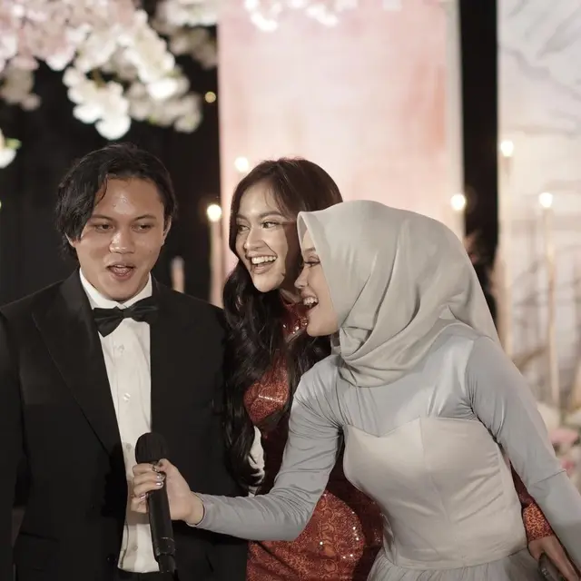 Putri Delina terlihat cantik di perayaan ulang tahun yang ke-21 tahun