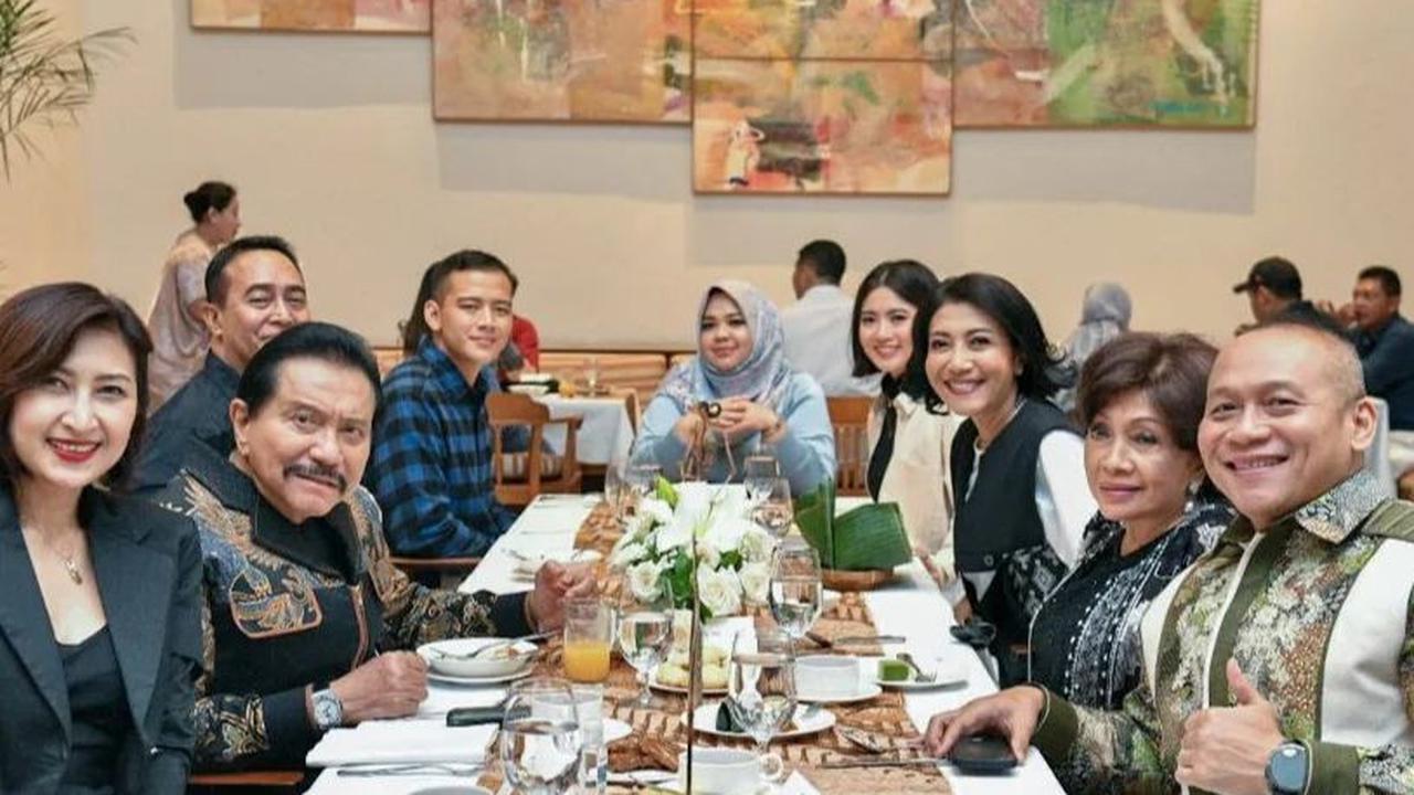 Telihat Jenderal TNI (Purn.) Abdullah Mahmud Hendropriyono bersama istri hadir dalam perayaan tersebut. Mengingat, A.M. Hendropriyono merupakan ayah Hetty Andika Perkasa. <br>