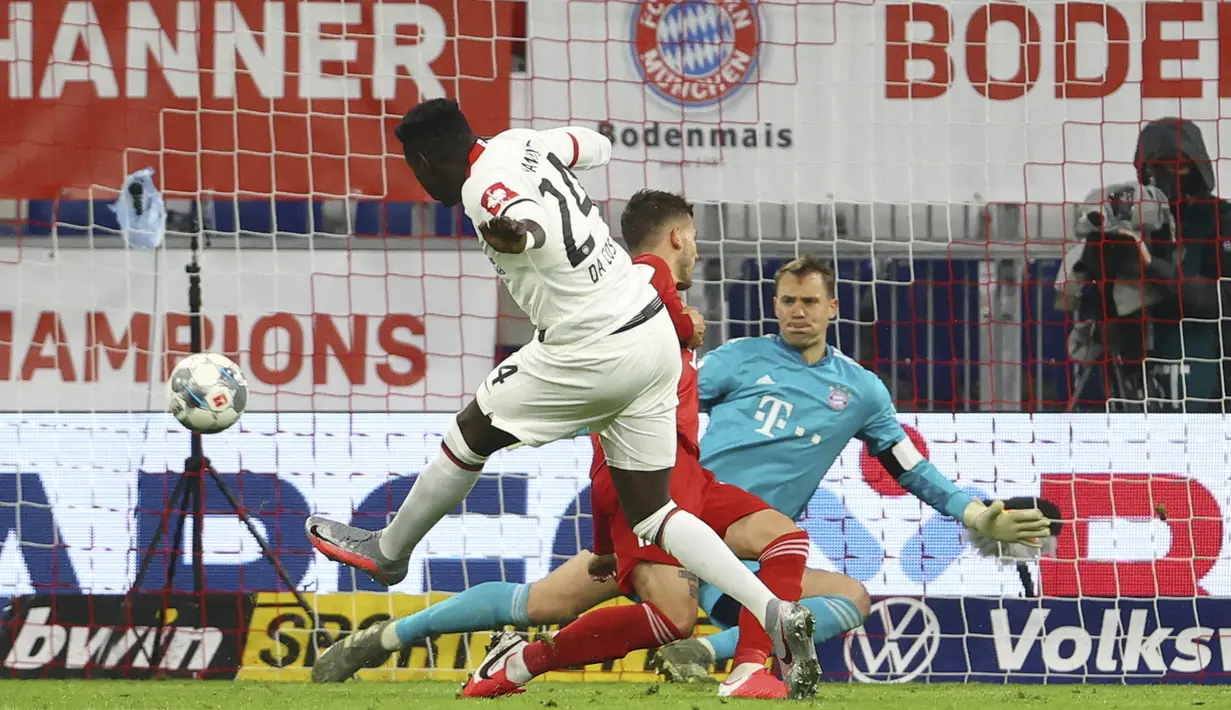 Pemain Eintracht Frankfurt, Danny da Costa, mencetak gol ke gawang Bayern Munchen pada laga Piala Jerman di Allianz Arena, Rabu (10/6/2020). Bayern Munchen menang 2-1 atas Eintracht Frankfurt. (AP/Kai Pfaffenbach)