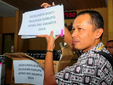 Peneliti ICW, Firdaus Ilyas menunjukkan dokumen yang akan diserahkan ke KPK, Jakarta, Kamis (26/3/2015). ICW membawa tiga kardus yang berisi dokumen terkait dugaan korupsi penggunaan APBD pada tahun 2014. (Liputan6.com/Yoppy Renato)