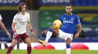 Striker Everton, Dominic Calvert-Lewin, mengontrol bola saat melawan Arsenal pada laga Liga Inggris di Stadion Goodison Park, Minggu (20/12/2020). Everton menang 2-1 atas Arsenal. (AP Photo/Jon Super, Pool)