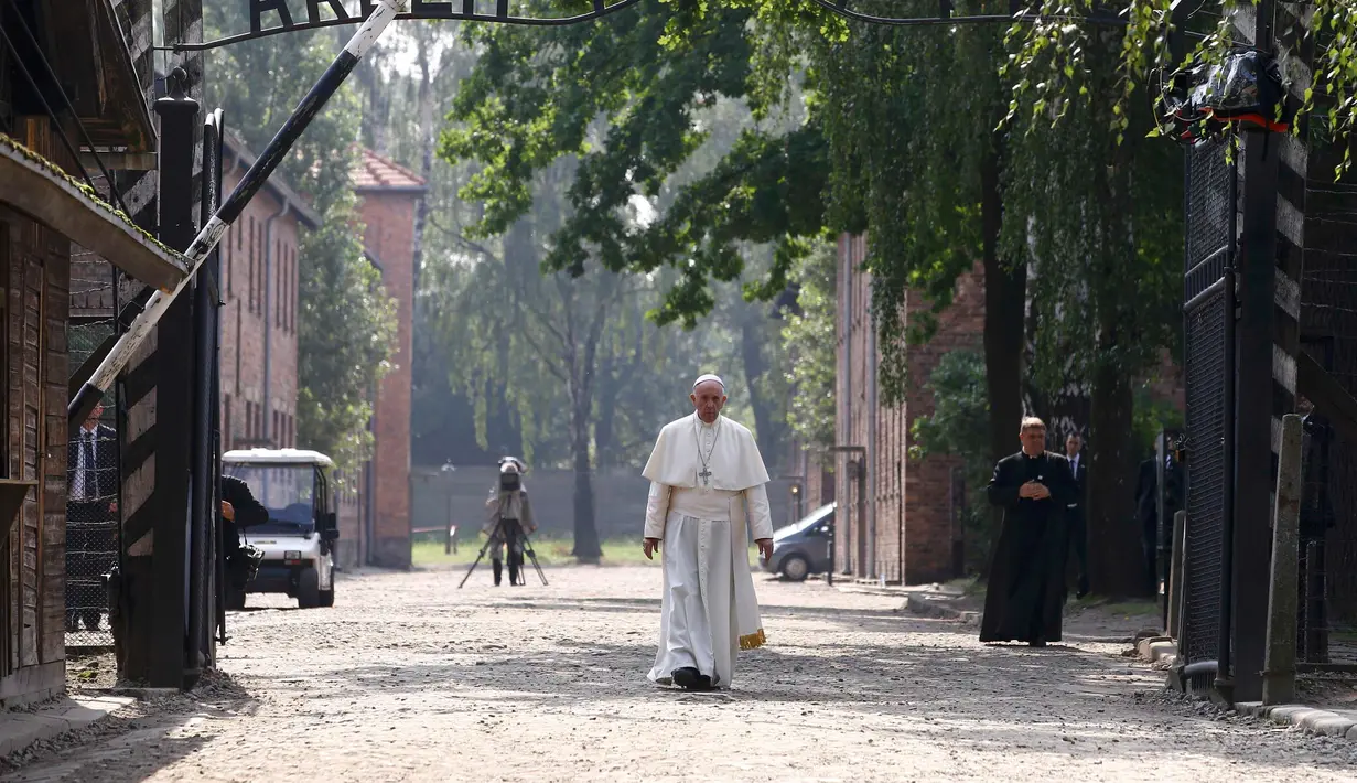 Paus Fransiskus berjalan menuju kamp konsentrasi Nazi Auschwitz di Oswiecim, Polandia, Jumat (29/7). Paus Fransiskus mengunjungi kamp konsentrasi Nazi Auschwitz-Birkenau yang telah menewaskan 1 juta Yahudi. (REUTERS / David W Cerny)