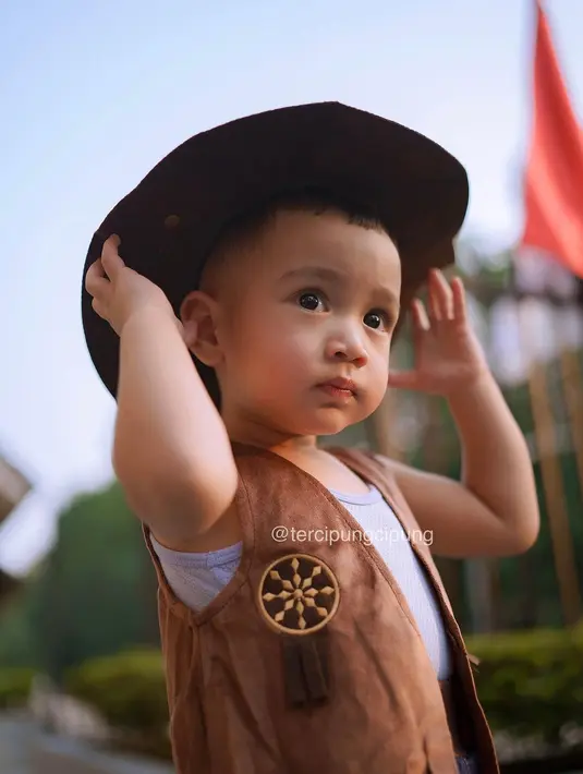 "Kategori best viral selebriti, terima kasih yang udah support Cipung, pasti setiap orang tua senang anaknya diapresiasi meski Cipung masih kecil dia nggak tahu apa-apa, ya doain Rayyanza diberkahi dan jadi anak yang salih," ungkap Raffi Ahmad di Studio 6 Emtek City, Jakarta Barat, Selasa (26/9). 
 [Instagram/tercipungcipung]