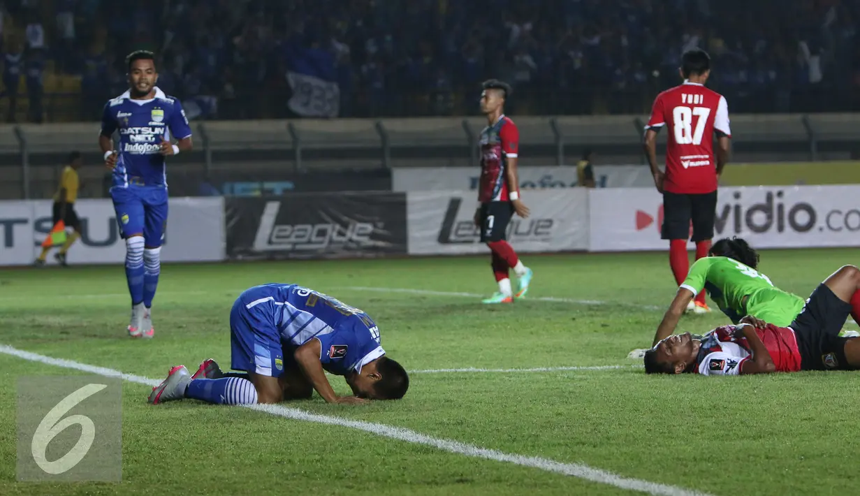 Pemain Persib, Tantan (kedua kiri) melakukan selebrasi usai mencetak gol penutup pada pertandingan Piala Presiden di Stadion Jalak Harupat, Bandung, Jawa Barat, Rabu (2/9/2015). Persib menang atas Persiba dengan skor 4-0. (Liputan6.com/Herman Zakharia)