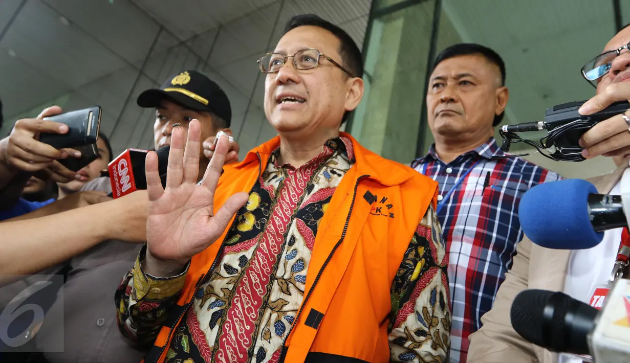 Mantan Ketua DPD, Irman Gusman menolak memberi komentar usai keluar dari Gedung KPK, Jakarta, Selasa (11/10). Melalui kuasa hukumnya, Razman Arief Nasution, Irman Gusman enggan diperiksa lantaran sedang tidak enak badan. (Liputan6.com/Helmi Afandi)
