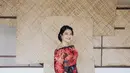 Kahiyang Ayu tampak anggun dengan maxi dress merah dengan motif abstrak model sabrina memerlihatkan pundak indahnya. @ayanggkahiyang
