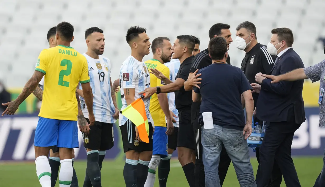 Pemain Brasil dan Argentina berbicara dengan otoritas kesehatan saat pertandingan kualifikasi Piala Dunia 2022 dihentikan di stadion Neo Quimica Arena di Sao Paulo (5/9/2021). Otoritas kesehatan Brasil menyebut empat pemain Argentina telah melanggar aturan karantina. (AP Photo/Andre Penner)