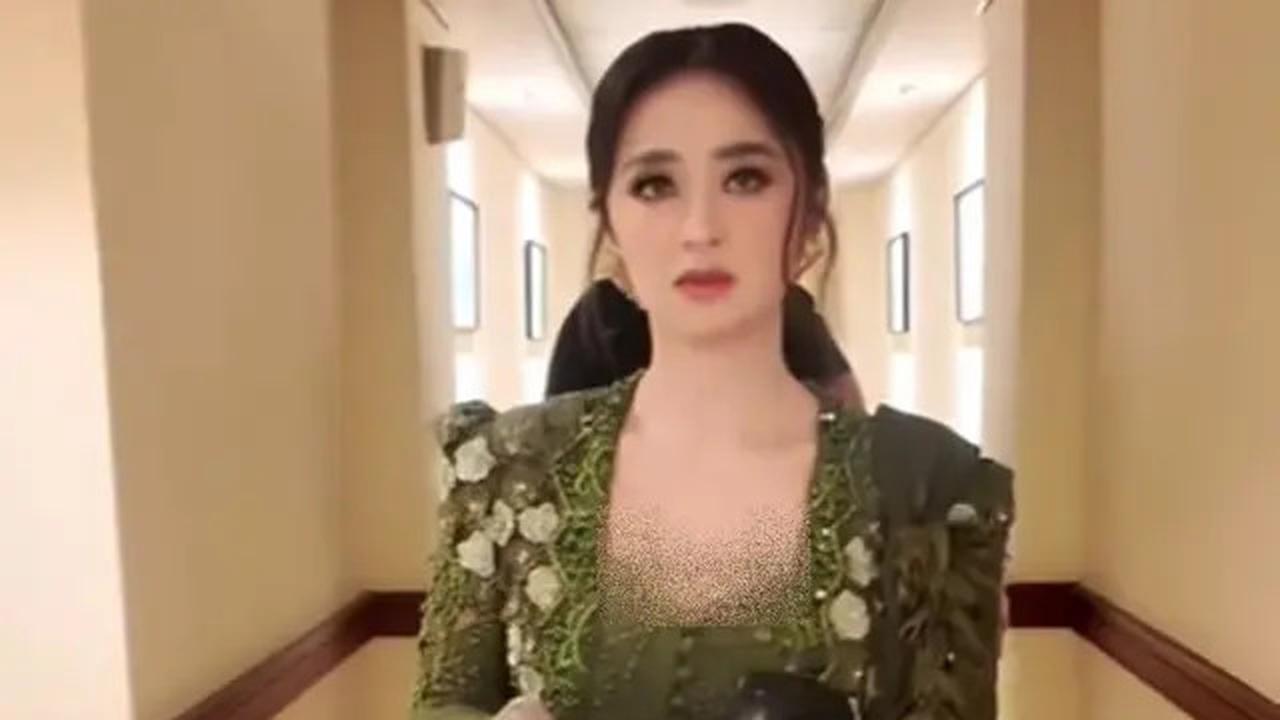 6 Detail Penampilan Dewi Perssik Pakai Kebaya Hijau Zamrud di HUT TNI, Memukau