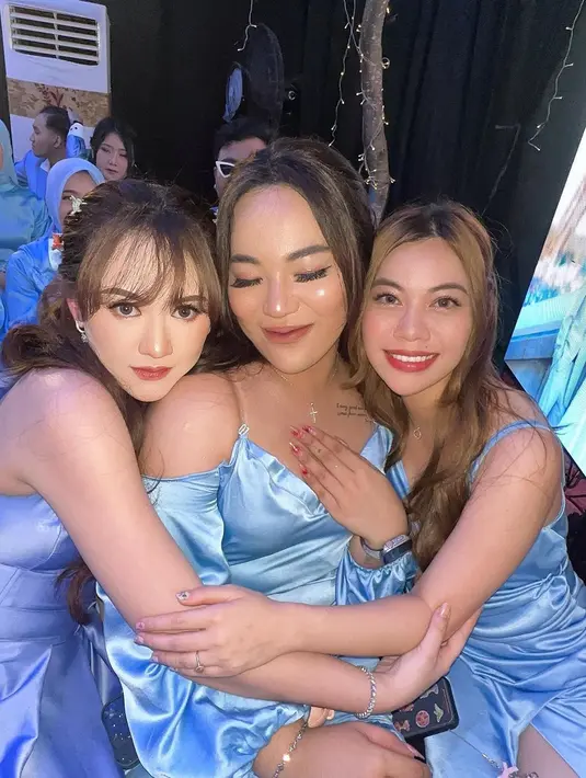 Selain Happy, ada juga Frislly Herlind hingga pedangdut Arlida Putri dalam barisan bridesmaid Cahya dan Andre. [@happy_asmara77]