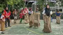 Anak-anak bermain permainan tradisional balap karung di RPTRA Melati Duri Pulo, Jakarta, Sabtu (13/10). Traditional Games Returns (TGR) mengampanyekan permainan tradisional dengan mengusung tema "Millenials". (Liputan6.com/Herman Zakharia)