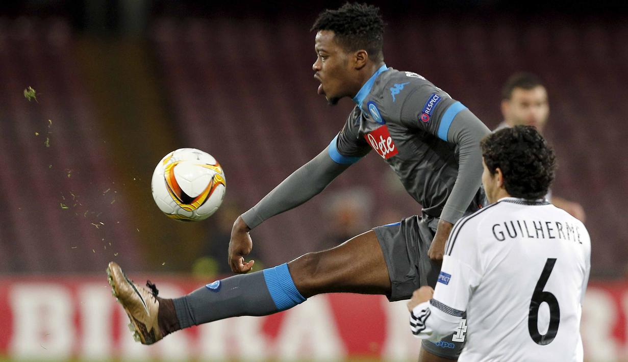 Pemain SSC Napoli, Nathaniel Chalobah (kiri) saat merebut bola dari jangkauan pemain Legia Warsaw, Guilherme pada lanjutan  UEFA Europa League di Stadion San Paolo, Naples, Jumat (11/12/2015) dini hari WIB. (REUTERS/Stringer)