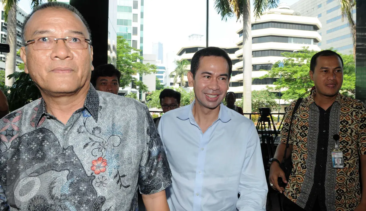 Tubagus Chaeri Wardhana alias Wawan dan Mantan Kadis PU Cipta Karya Provinsi Sumsel Rizal Abdullah, tiba bersamaan di KPK, Jakarta, Jumat (29/1). Wawan diperiksa terkait kasus TPPU sedangkan Rizal terkait korupsi wisma atlet. (Liputan6.com/Helmi Afandi)