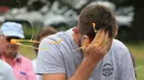 Seorang peserta memecahkan telur mentah di kepalanya saat mengikuti Kejuaraan Melempar Telur 2017 di Swaton Vintage Fair di Lincolnshire, Inggris (25/6). Di Inggris kompetisi ini terbukti sangat populer. (AFP Photo/Lindsey Parnaby)
