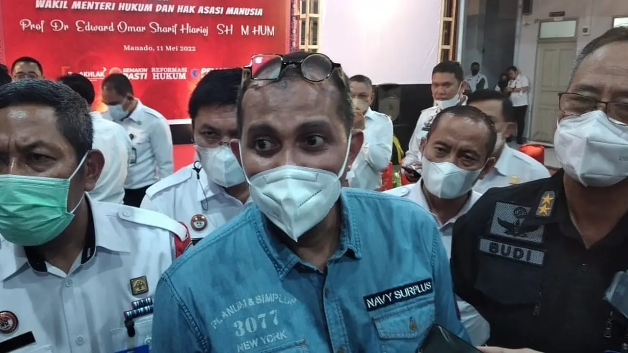 Wamenkumham RI Edward Omar Sharif Hiariej (tengah) saat diwawancarai wartawan di Manado, Rabu (11/5/2022).