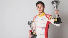 Pebalap Indonesia, Presley Martono, melakukan sesi foto bersama Bola.com di Kantor Redaksi Bola.com, Jakarta, Selasa (7/2/2017). (Bola.com/Vitalis Yogi Trisna)