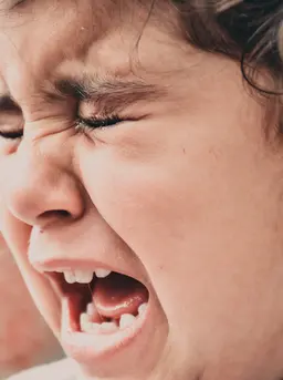 Ilustrasi anak menangis. (dok. unsplash @zahraamiri_)