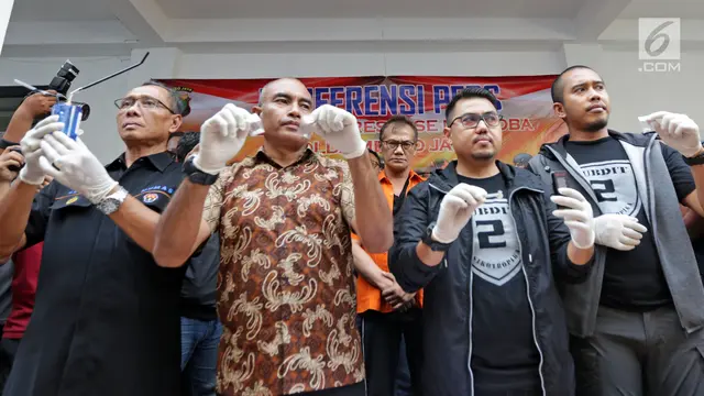 PHOTO: Pakai Sabu, Tio Pakusadewo Resmi Kenakan Baju Tahanan