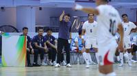 Pelatih Timnas Futsal Indonesia, Hector Souto memberikan instruksi saat timnya berhadapan dengan Malaysia di Piala AFF Futsal 2026 yang bertempat di Nonthaburi Sports Complex Gymnasium, Thailand, Selasa (7/4/2026). (Dok. FFI)