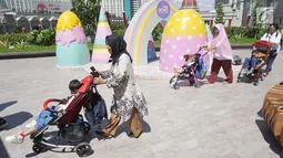 Anak-anak disabilitas dari Rumah Harapan Indonesia berwisata di Sky Walk Neo Soho, Jakarta Barat, Kamis (2/5/2019). Kegiatan yang digelar Yayasan Agung Podomoro Land dilanjutkan menuju Jakarta Aquarium sambil mengenal jenis satwa laut dan sungai. (Liputan6.com/Fery Pradolo)