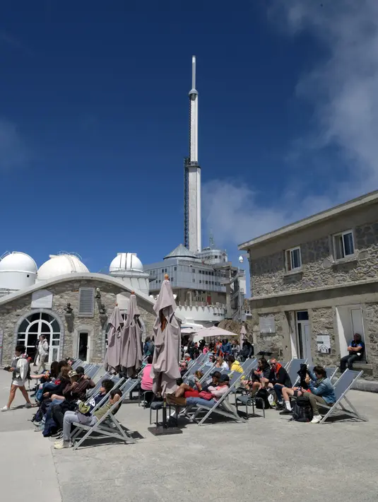 Turis bersantai saat mengunjungi puncak Pic du Midi Bigorre dan observatorium astronomi di La Mongie, Prancis pada 15 Juli 2019. Observatorium tertinggi se-Eropa di Pic du Midi de Bigorre terletak pada ketinggian 2877 mdpl. (Photo by PASCAL PAVANI / AFP)