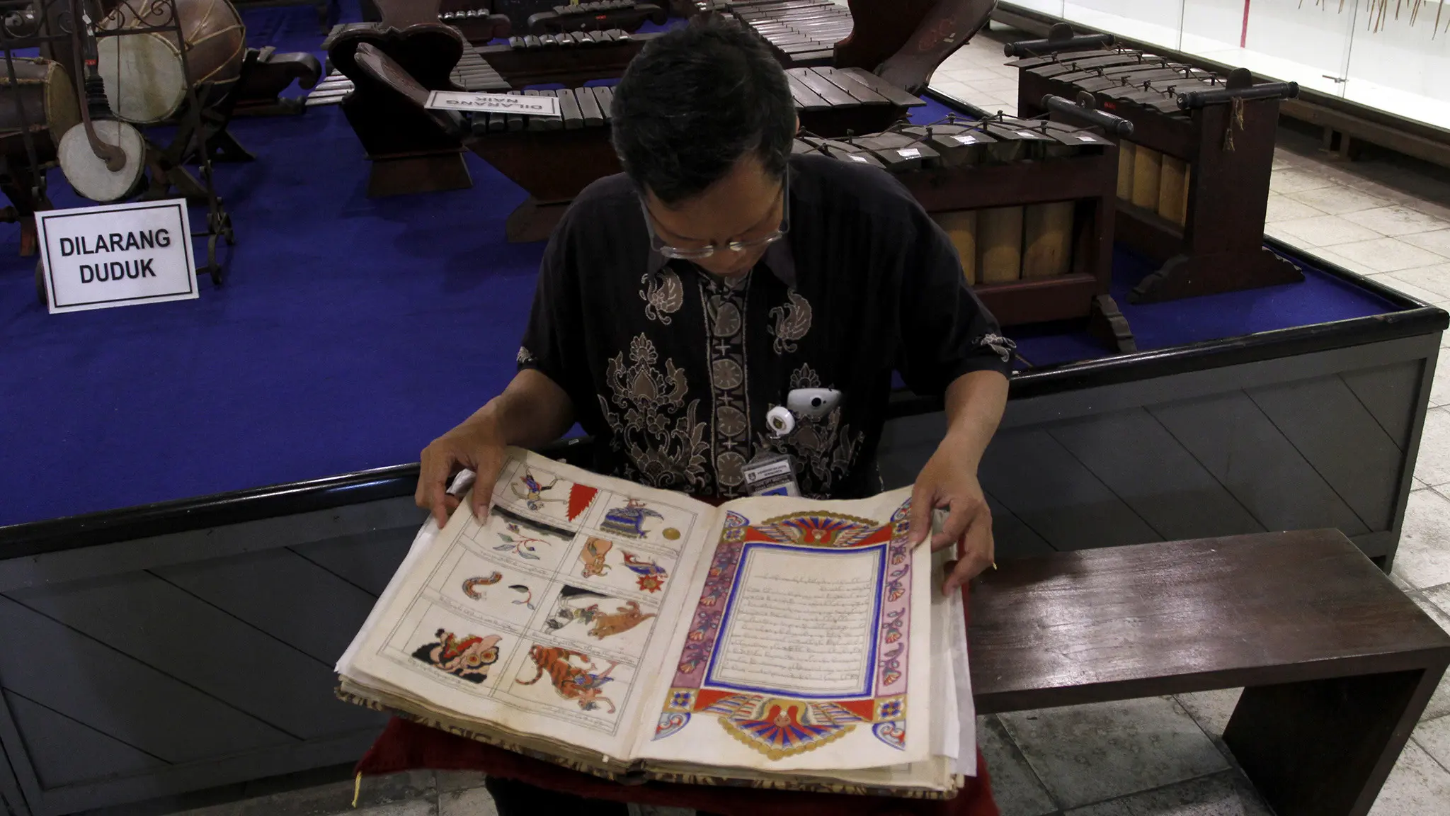 Ahli penghitungan penanggalan Jawa Museum Radya Pustaka Solo Totok Samiran menunjukkan buku pawukon yang menjadi dasar penghitungan penanggalan Jawa.(Liputan6.com/Fajar Abrori)