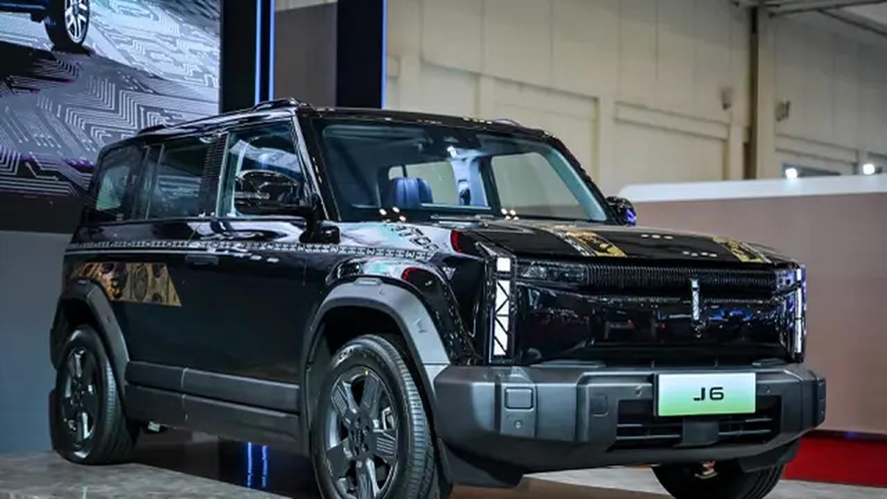 Chery Sales Indonesia menyuguhkan Chery J6 Batik di ajang GJAW 2024. (Liputan6.com/ Rendy Yansah)