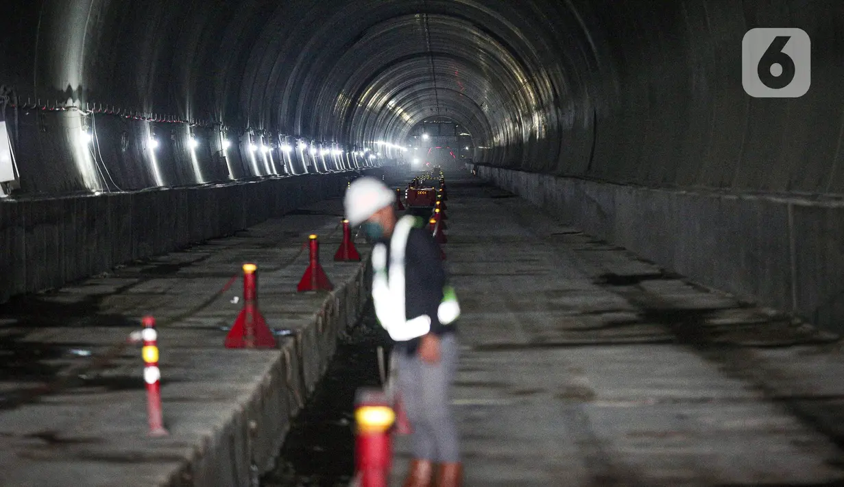Suasana proyek Tunnel 6 kereta cepat Jakarta-Bandung di kawasan Cikalong Wetan, Depok, Purwakarta, Jawa Barat, Rabu (30/3/2022). Satu terowongan yang menjadi terpanjang dalam jalur kereta cepat Jakarta - Bandung ini adalah terowongan Tunnel 6. (Liputan6.com/Faizal Fanani)