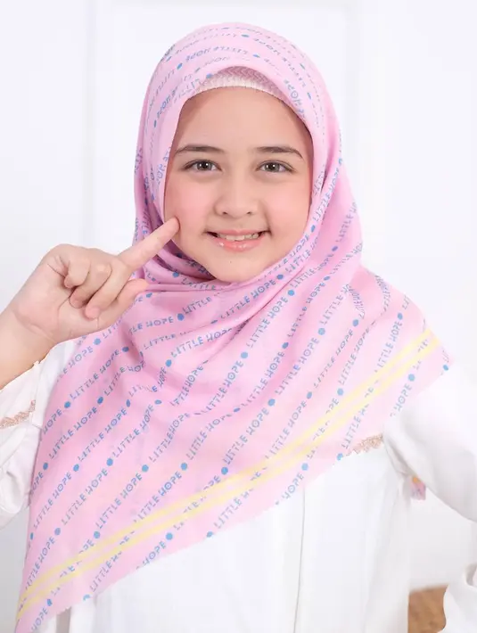 Di usianya yang masih belia ini Nadine sudah memiliki banyak sekali penggemar. Banyak netizen yang selalu menyapanya dalam media sosial Instagramnya. Selain itu ia pun pernah menyabet pengghargaan dalam SCTV Award 2021 dalam kategori Aktor Aktris Cilik Paling Ngetop. (Liputan6.com/IG/@ciara_nadine_brosnan)