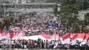 Ribuan warga berkumpul di Bundaran HI, Jakarta untuk memeriahkan aksi damai 'Kita Indonesia', Minggu (4/12). Ada banyak bendera Merah Putih dikibarkan oleh para peserta aksi hingga membuat Bundaran HI tampak memerah. (Liputan6.com/Fery Pradolo)