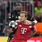 Willian Pacho mencoba merebut bola dari Harry Kane di laga Bayern Munchen vs PSG, Kamis (7/5/2026) (AP Photo/Matthias Schrader)