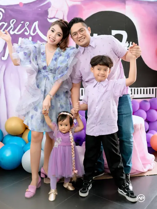 Potret kebahagiaan Angela Prisa bersama suami, Diego Dimas dan dua anaknya. Angela juga aktif sebagai content creator yang juga membahas seputar fashion. [Instagram/angelaprisa]