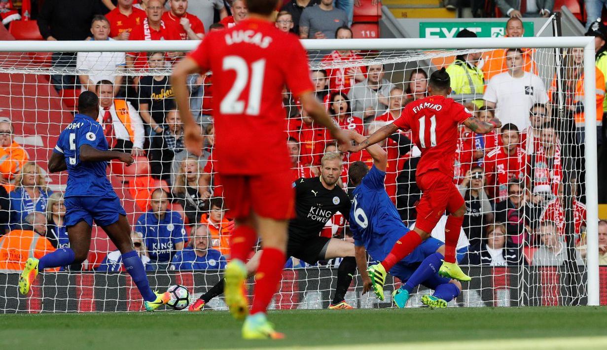Striker Liverpool, Roberto Firmino, saat mencetak gol pertama ke gawang Leicester City dalam laga Premier League di Stadion Anfield, Sabtu (10/9/2016). (Reuters/Darren Staples)