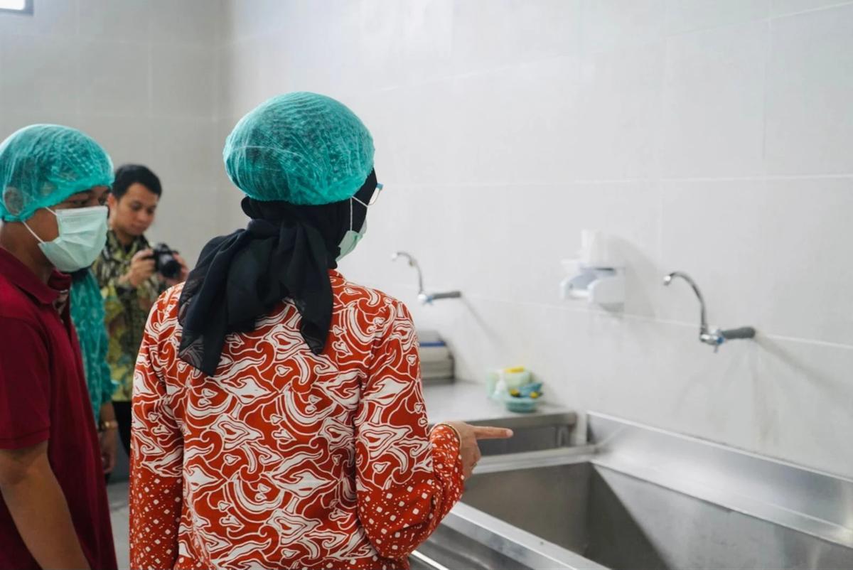 Kepala Biro Hukum dan Humas Badan Gizi Nasional (BGN), Khairul Hidayati saat mengunjungi SPPG Demulih
