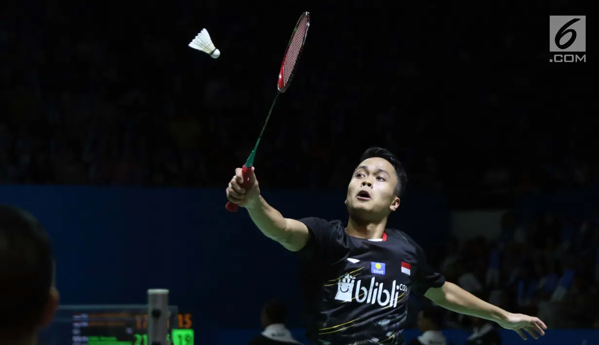 Pebulu tangkis unggulan ketujuh tunggal putra Indonesia Open 2019, Anthony Sinisuka Ginting mengembalikan kok ke arah Kantaphon Wangcharoen (Thailand) di 16 besar Indonesia Open 2019 di Istora Senayan, Jakarta, Kamis (18/7/2019). Anthony kalah 20-22, 21-11, 19-21. (Liputan6.com/Helmi Fithriansyah)