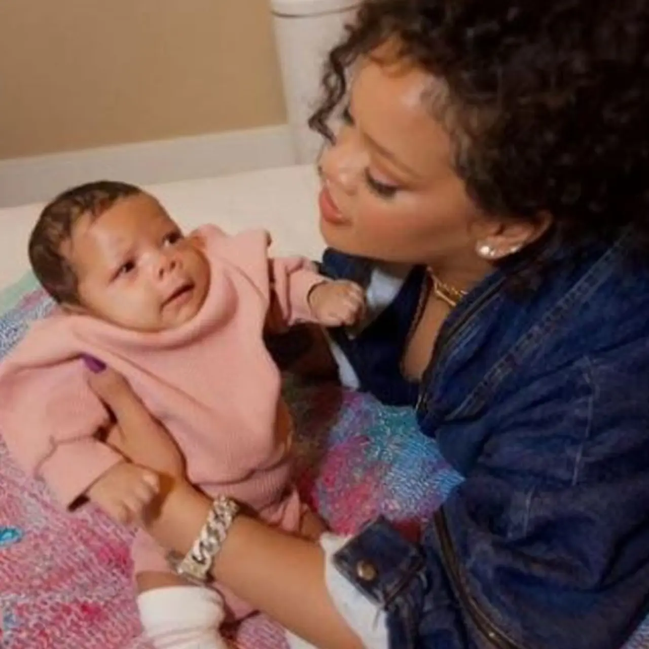 Alasan Putra Kedua Rihanna Berbaju Pink di Foto Publik Perdana ...