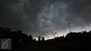 Awan hitam menggelayut di langit Jakarta, Kamis (10/11). Kepala BMKG Andi Eka Sakya menyatakan, cuaca ekstrem yang terjadi di seluruh wilayah Indonesia akan berlangsung hingga Februari 2017. (Liputan6.com/Immanuel Antonius)