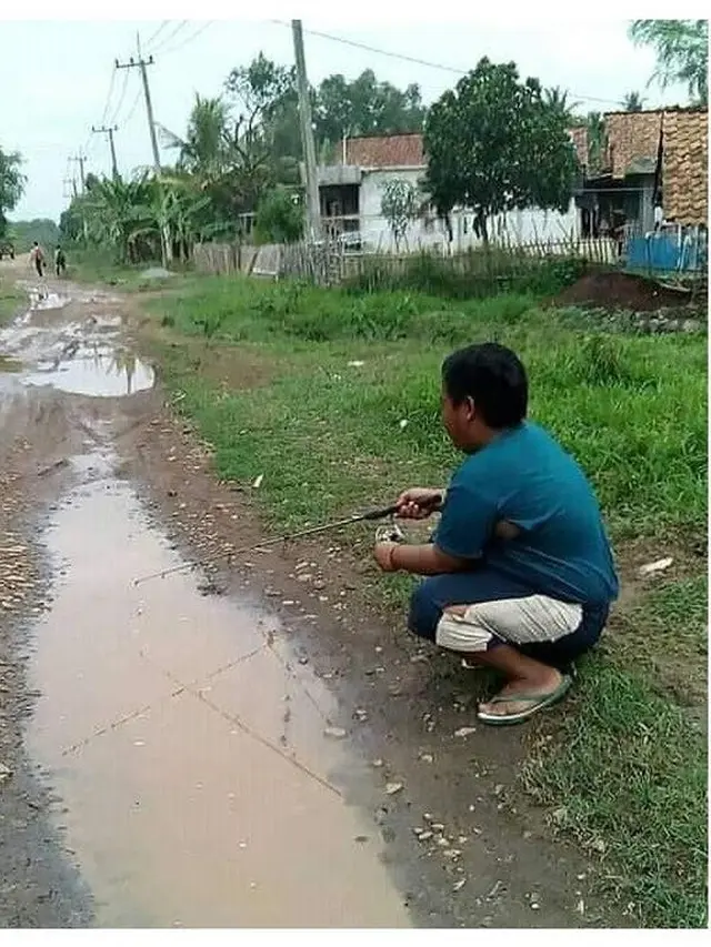 6 Tingkah Orang Mancing di Tengah Jalan Ini Absurd, Kocak