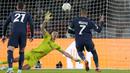 Pemain PSG, Kylian Mbappe (kanan) mencetak gol penyeimbang 1-1 ke gawang Newcastle United melalui tendangan penalti pada laga lanjutan Grup F Liga Champions 2023/2024 di Parc des Princes, Paris, Prancis, Rabu (29/11/2023) dini hari WIB. (AP Photo/Christophe Ena)
