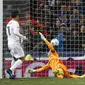 Ronaldo kecoh kiper Wolfsburg Benaglio (Sergio Perez/Reuters)