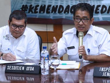 Sesditjen Otda Kemendagri, Akmal Malik (kanan) memberi keterangan terkait masalah penghentian pelayanan publik di 12 kecamatan dan 56 kelurahan di Kota Bekasi, Jawa Barat pada Jumat (27/7) lalu di Jakarta, Rabu (1/8). (Liputan6.com/Helmi Fithriansyah)