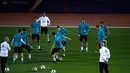 Para pemain Real Madrid saat latihan di Abu Dhabi, Uni Emirat Arab, (14/12). Real Madrid akan bertanding melawan klub Brasil Gremio di pertandingan final Piala Dunia Klub 2017. (AP Photo / Hassan Ammar)
