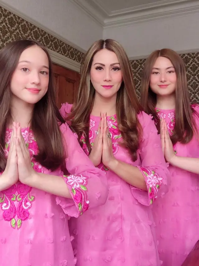 6 Potret Kebersamaan Laura Moane dan Ibunda, Bak Kakak Adik