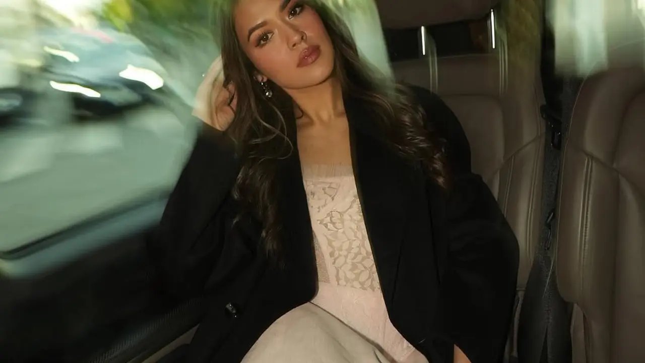 Gaya Fairytale Raisa Andriana Tampil Bak Ballerina dengan Black-Pink Outfit di Paris Fashion Week